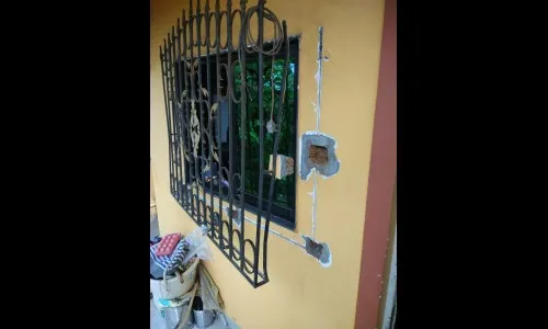 भर दिवसा बंगला फोडून 13 लाखांचा ऐवज पळविला