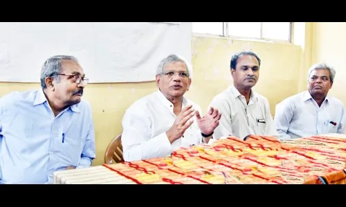 डोनाल्ड ट्रम्प यांच्या दौऱयामुळे भारताचे आर्थिक नुकसान – सीताराम येचुरी यांचा दावा