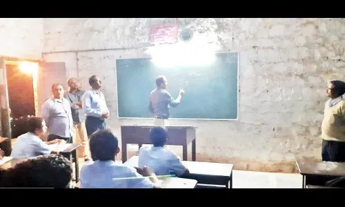 ता.पं.कार्यकारी अधिकारी रात्री शिकवितात तेंव्हा