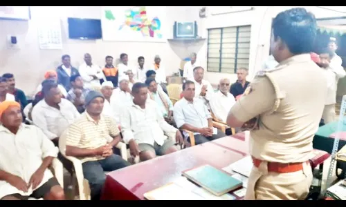 धामणे बसवाण्णा मंदिर चोरीबाबत नागरिकांची पोलीस निरीक्षकांशी चर्चा