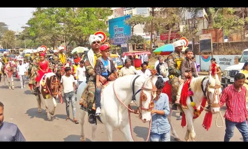 सेवानिवृत्त जवानांची कराडमध्ये जंगी मिरवणूक