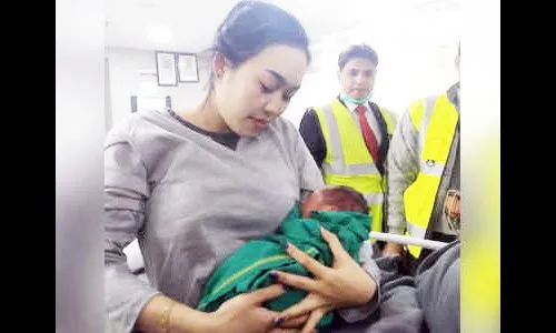 विमानात महिलेने दिला अपत्याला जन्म