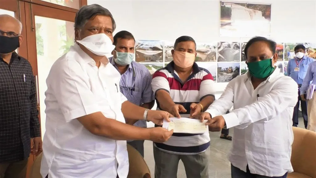 कर्नाटक मुख्यमंत्री रिलीफ फंडासाठी लोकमान्य ची ११ लाखांची मदत