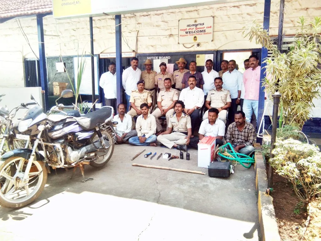 तोतया पोलिसासह पाच जणांना अटक