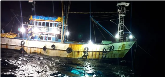 अवैधरीत्या एलईडी पर्ससीननेटद्वारे मासेमारी करणारा गोव्यातील ट्रॉलर पकडला