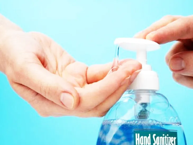 परफ्यूम-पेय पदार्थ कंपन्या आता हॅन्ड सॅनिटायजरच्या व्यापारात
