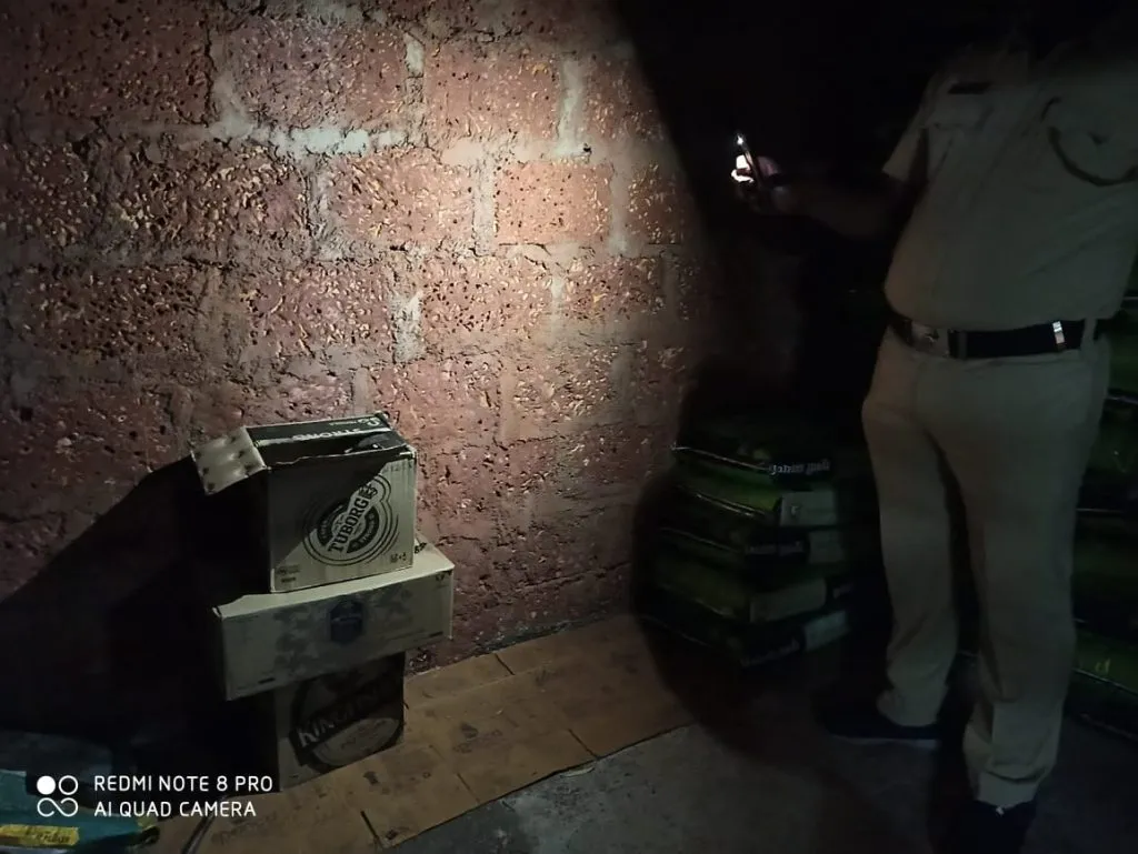 सातबारा हॉटेलमध्ये अवैद्य दारूसाठा जप्त, गांधीनगर पोलिसांची कारवाई