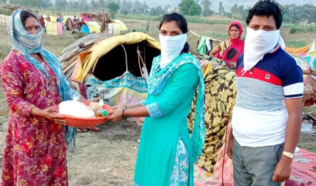 लॉकडाऊनचा फटका बसलेल्या मजुरांना शिक्षकाची मदत