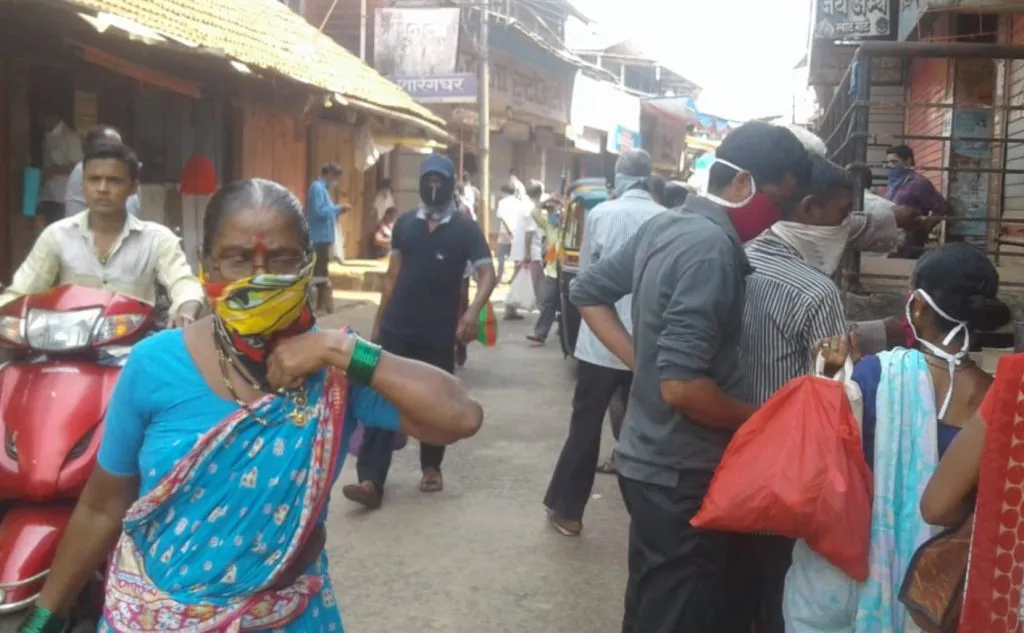 संगमेश्वर बाजारपेठेत लॉक डाऊनची ऐशीतैशी, खरेदीसाठी गर्दी