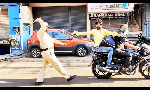 मास्क सक्तीसाठी पोलिसांचा बडगा