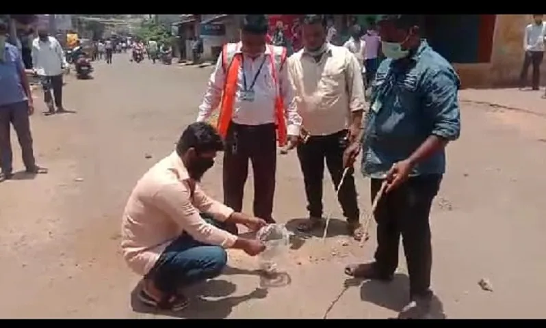 रस्त्यात नोटा फेकण्याचे प्रकार सुरूच