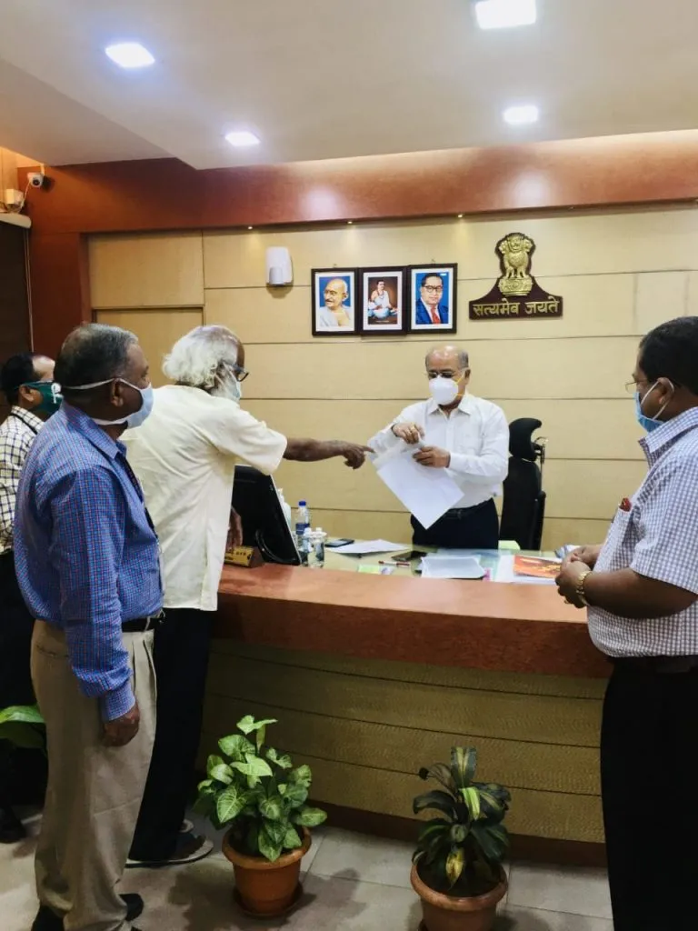 आरोग्य विभागातील निवृत्त अधिकाऱयाची देणगी