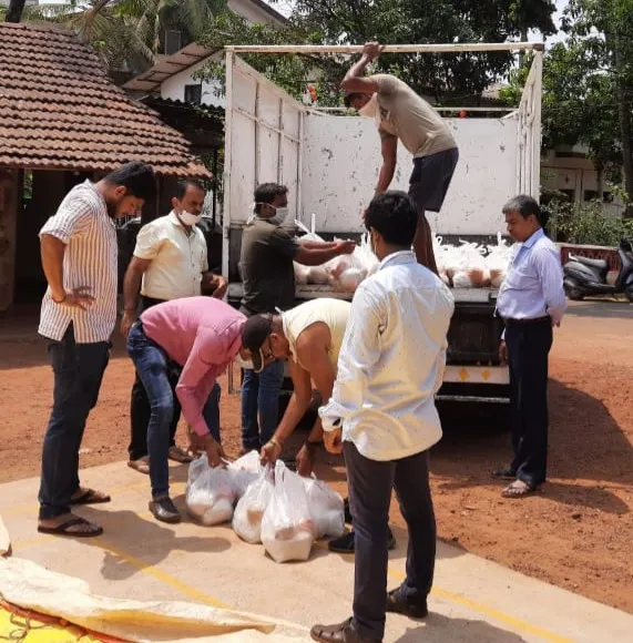लॉकडाऊनच्या काळात सामान्य लोकांच्या मदतीला पोचले ‘दामू नाईक’