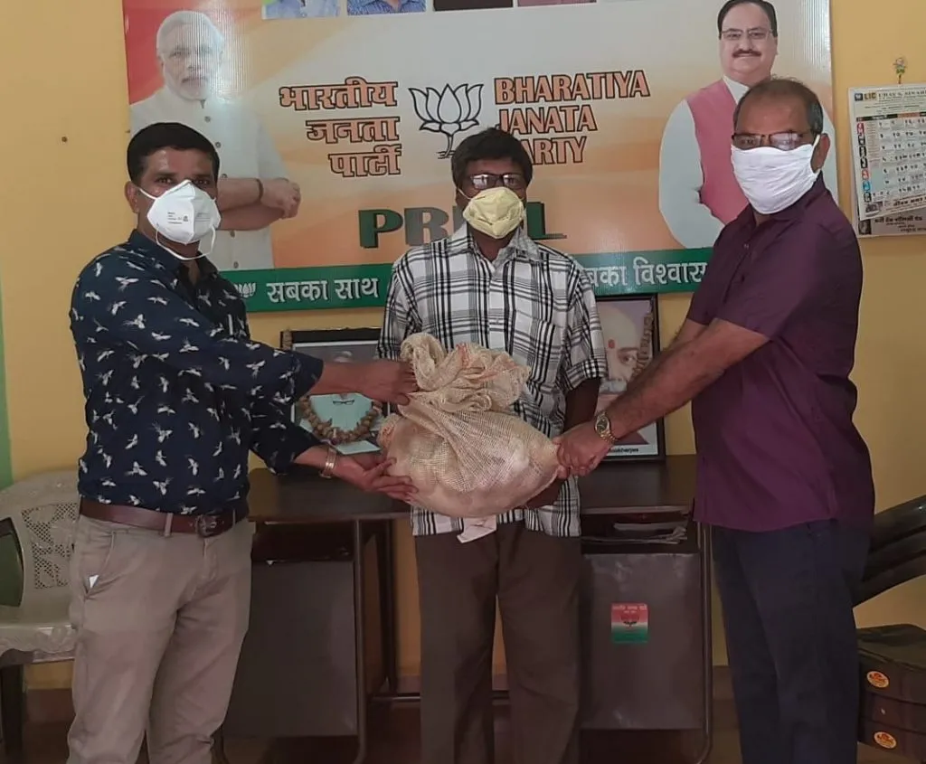 मोटारसायकल पायलटांना प्रियोळ भाजपातर्फे कडधान्य