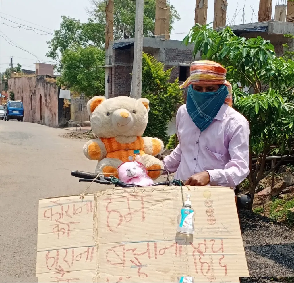 कोरोना जागृतीसाठी ‘बांधकाम मजुराची धडपड’