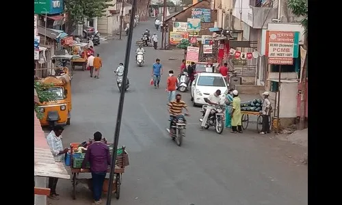 ह्यांना काय जिल्हाधिकायांनी वेगळा नियम लावलाय का?