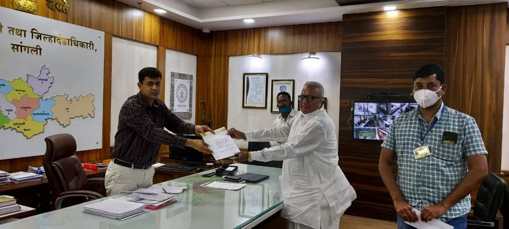 नॅशनल गोल्ड अँड सिल्व्हर असोसिएशनचे मुख्यमंत्री सहायता निधीस चार लाख