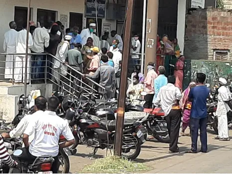 सावर्डे येथील जिल्हा मध्यवर्ती बँकेकडून प्रशासनाचे नियम धाब्यावर