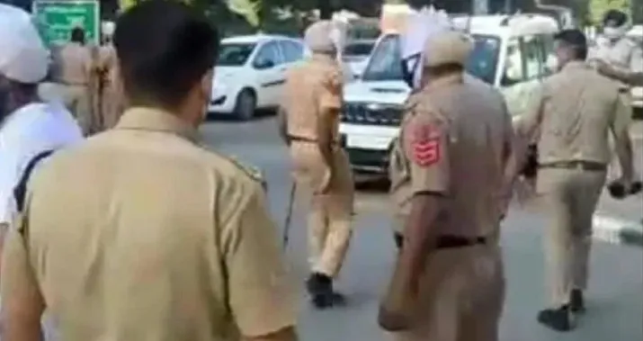 धक्कादायक! पंजाबमध्ये एका टोळक्याकडून पोलिसांवर हल्ला