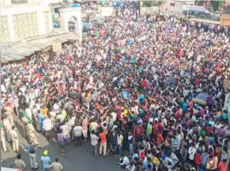 पोलिसांच्या सौम्य लाठीचार्जनंतर वांद्रे स्टेशनबाहेरील मजुरांची गर्दी ओसरली