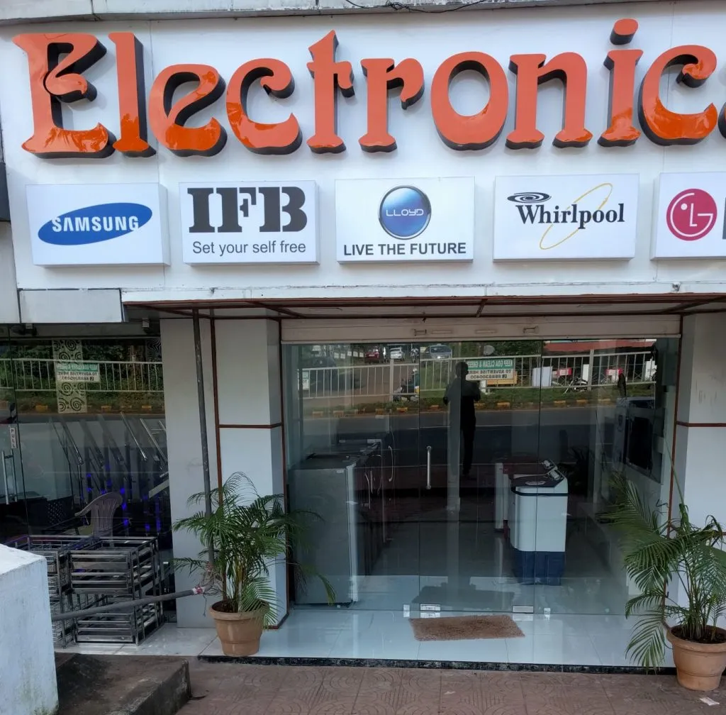 ऐन उकाडय़ात इलेक्ट्रॉनिक्स दुकाने बंद