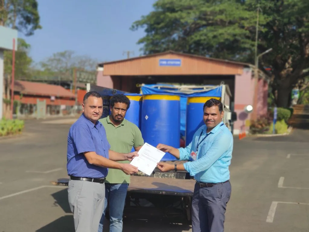 डेक्कन कंपनीकडून नगरविकास खात्याला 2000 लि. जंतुनाशक प्रदान