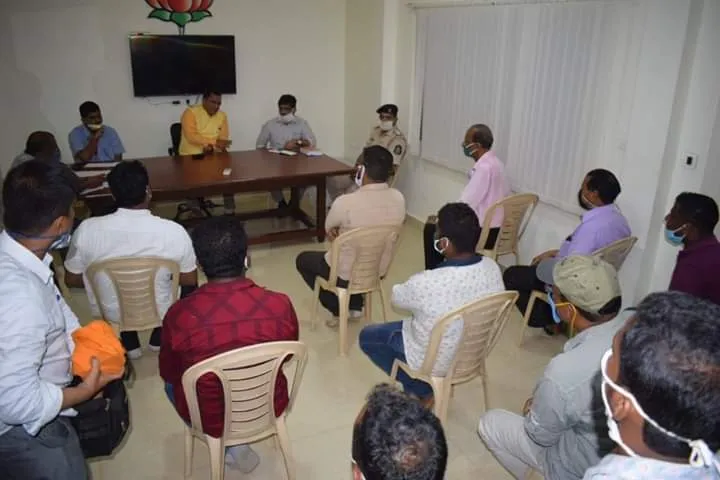 गोव्यातील प्रवासी बस वाहतुकीच्या प्रश्नावर तोडग्यासाठी पुन्हा प्रयत्न होणार, बस मालक संघटनेने घेतली वाहतुकमंत्र्यांची भेट