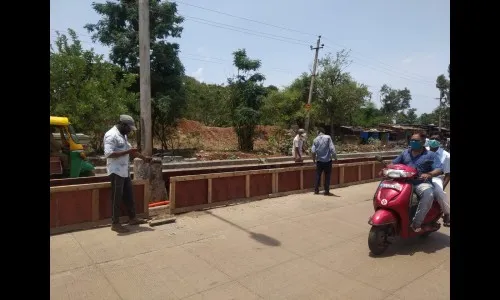 पी. बी. रोडवर दुभाजक घालण्याच्या कामाला गती