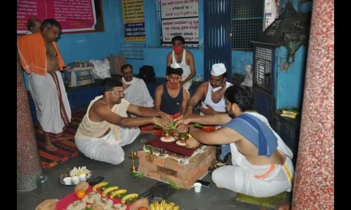 एकता युवक मंडळाच्यावतीने शनैश्वर मंदिरात शनी होमचे आयोजन