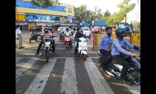 दंड टाळण्यासाठी 95 टक्के दुचाकीस्वारांच्या डोक्यावर ‘हेल्मेट’