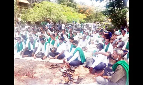 विविध मागण्यांसाठी शेतकऱयांची निदर्शने