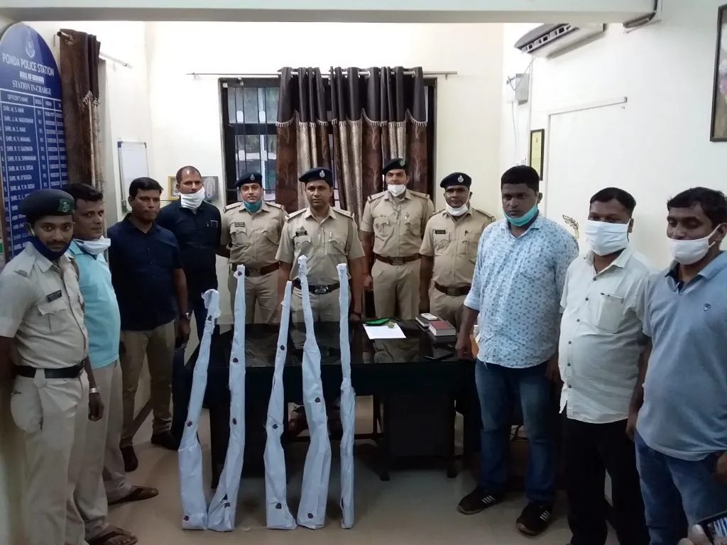 शिकारीसाठी गावठी देशी बंदुका बनविणारी टोळी गजाआड