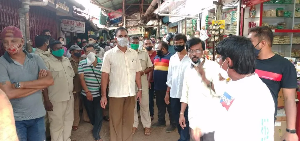 न्यू मार्केटमधील सर्व दुकाने खुली करण्यास मज्जाव