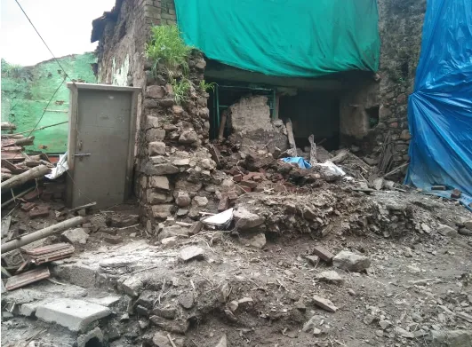 पुरग्रस्त नागरिक करतायेत पडक्या घरातूनच कोरोनाशी मुकाबला