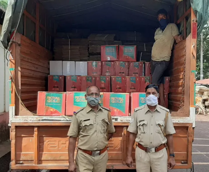 डिचोली अबकारी खात्यातर्फे सुमारे 4.50 लाखांची बेकायदेशीर दारू जप्त.