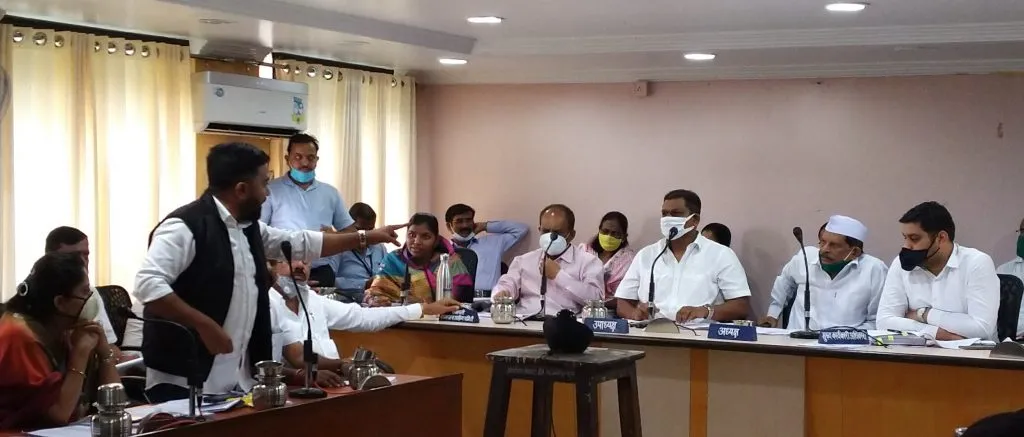 वडिलांना विचारून आलायं का ?