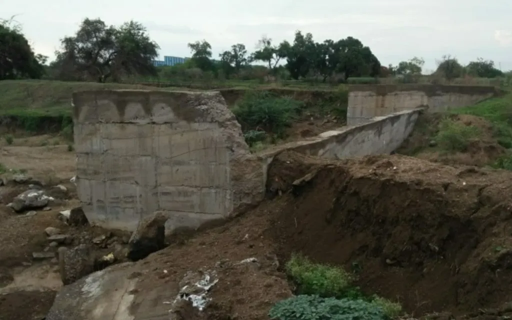 बार्शी तालुक्यातील शेलगाव(मा) हद्दीतील ओढ्यावरील बंधारा गेला वाहून
