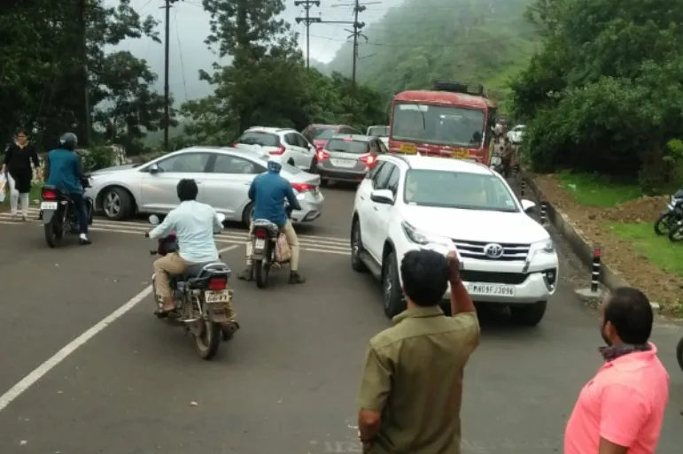 पन्हाळा बंद असुन ही विनाकारण फिरायला येणाऱ्यांवर पोलिसांची कारवाई