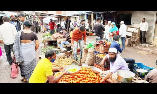 पावसातदेखील शनिवारच आठवडी बाजार बहरला