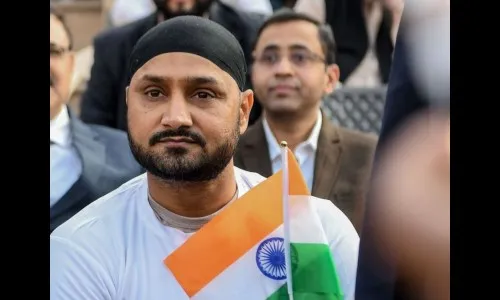 विदेशातील लीगमध्ये खेळण्यास भारतीय खेळाडूंना परवानगी द्यावी : हरभजन