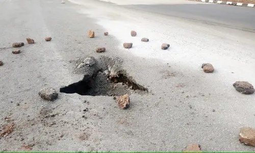 खारेपाटण येथे महामार्गाला भगदाड