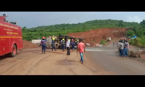 महामार्गावर टंकर उलटून वायूगळती