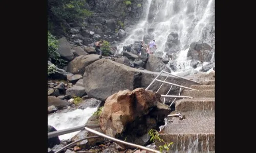 आंबोली मुख्य धबधब्यावर मोठा अनर्थ टळला
