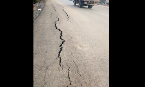 कुडाळमध्ये महामार्गाला तडे