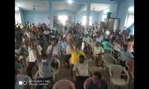 आधी शेतकऱयांच्या मागण्यांवर तोडगा काढा