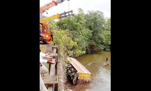 अपघातग्रस्त कंटेनर नदीतून बाहेर काढला
