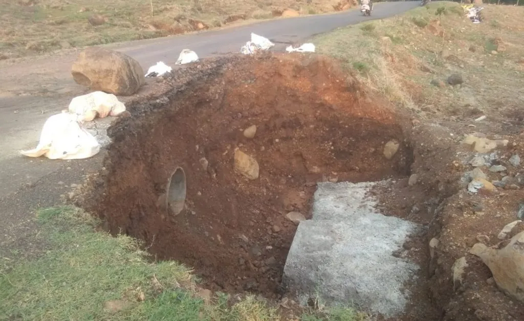 अपुऱ्या कामामुळे निकमवाडी येथील रस्ता बनला धोकादायक