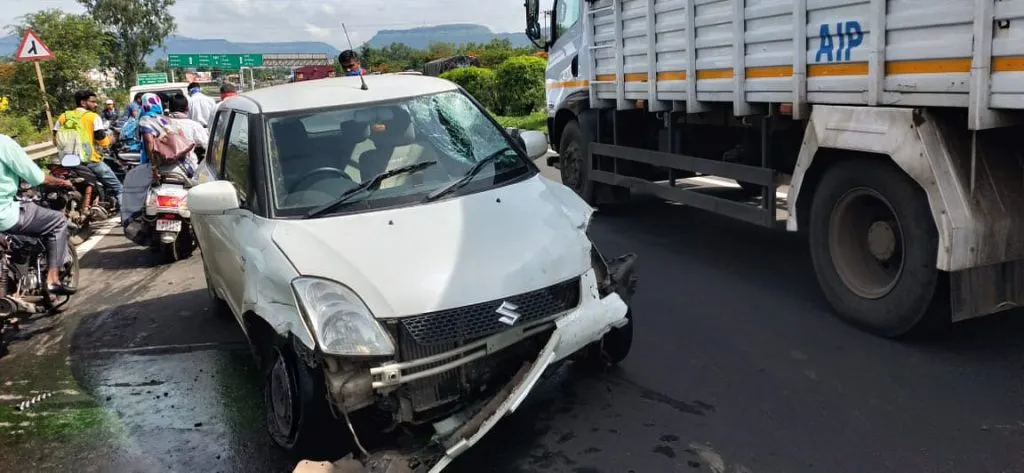 वळसे येथे महामार्गावर थरारक अपघात, भरधाव स्विफ्टने तीन दुचाकींना उडवले