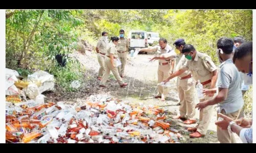 अवैधरीत्या वाहतूक करणाऱया 22 लाख किमतीची दारू नष्ट