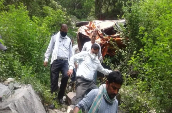 उत्तराखंड : लक्ष्मणझूला – सिलोगी मार्गावर कार दरीत कोसळली; तीन जण ठार